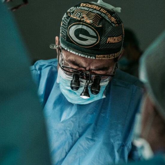 A medical team performing eye surgery in a state-of-the-art Makkah hospital, symbolizing advanced healthcare support for Hajj pilgrims