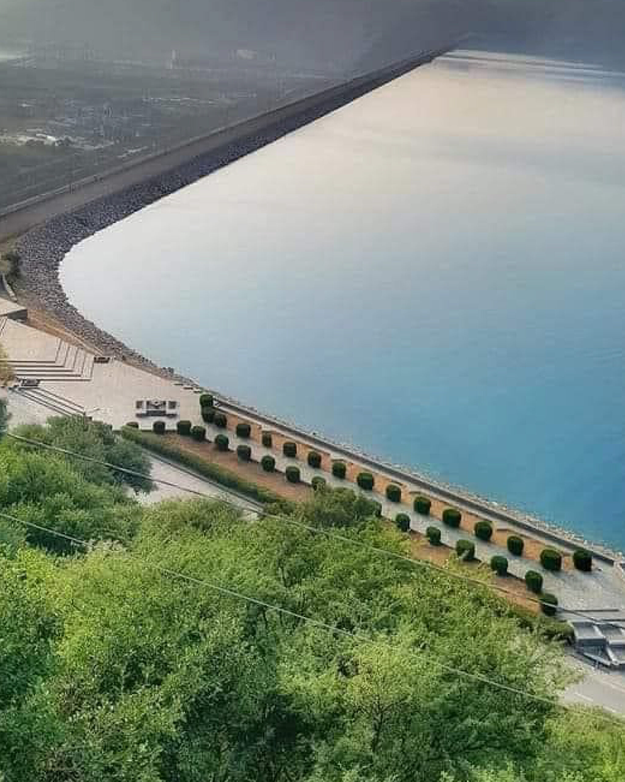 Aerial photo of Tarbela Dam with visibly low water and marked lines showing current and dead levels, highlighting Pakistan’s 2025 water crisis