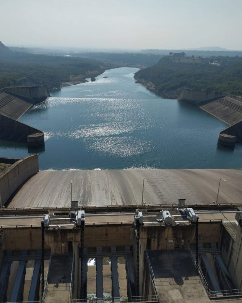 Aerial photo of Tarbela Dam with visibly low water and marked lines showing current and dead levels, highlighting Pakistan’s 2025 water crisis